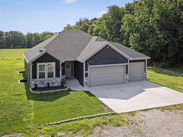 20196 207th Street, Tonganoxie, KS 66086