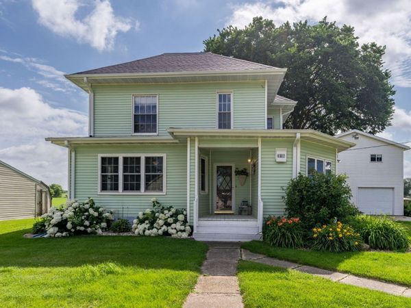 316 N Washington Street , Wyoming, IA 52362