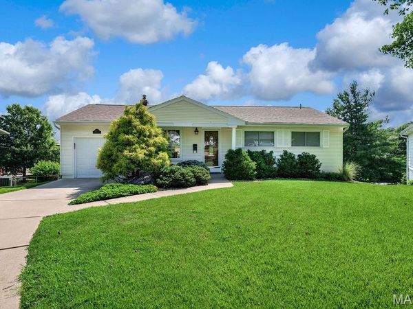 1064 Barry Court, Kirkwood, MO 63122