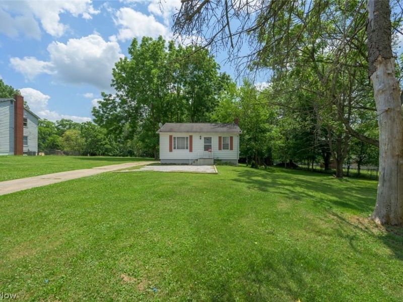 408 Newton Street, Tallmadge, OH 44278 Photo 2