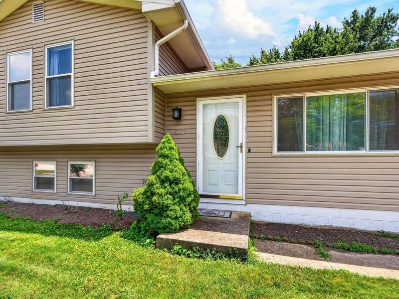 8767 Hubbard Drive S, Galloway, OH 43119 Photo 2