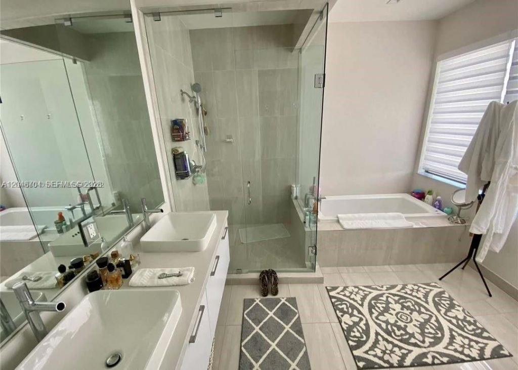 8256 NW 48th Ter, Doral, FL 33166 Photo
