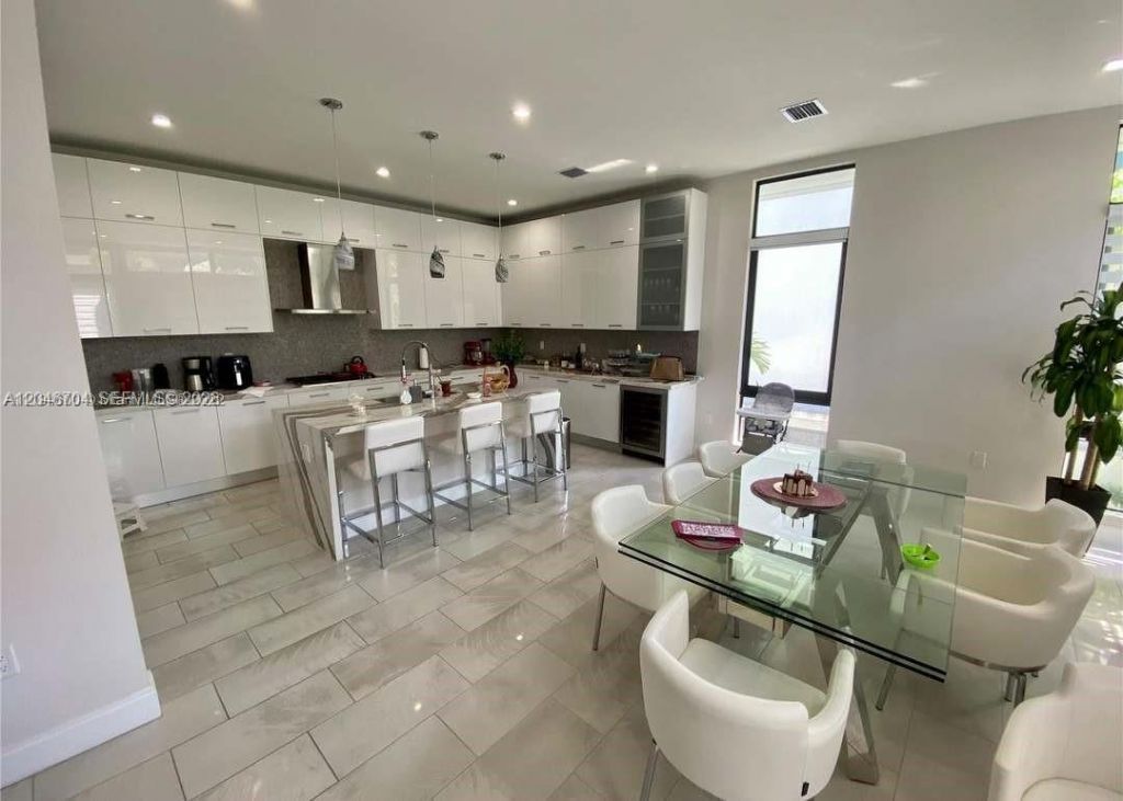 8256 NW 48th Ter, Doral, FL 33166 Photo