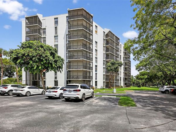3401 N Country Club Dr , Unit 109, Aventura, FL 33180