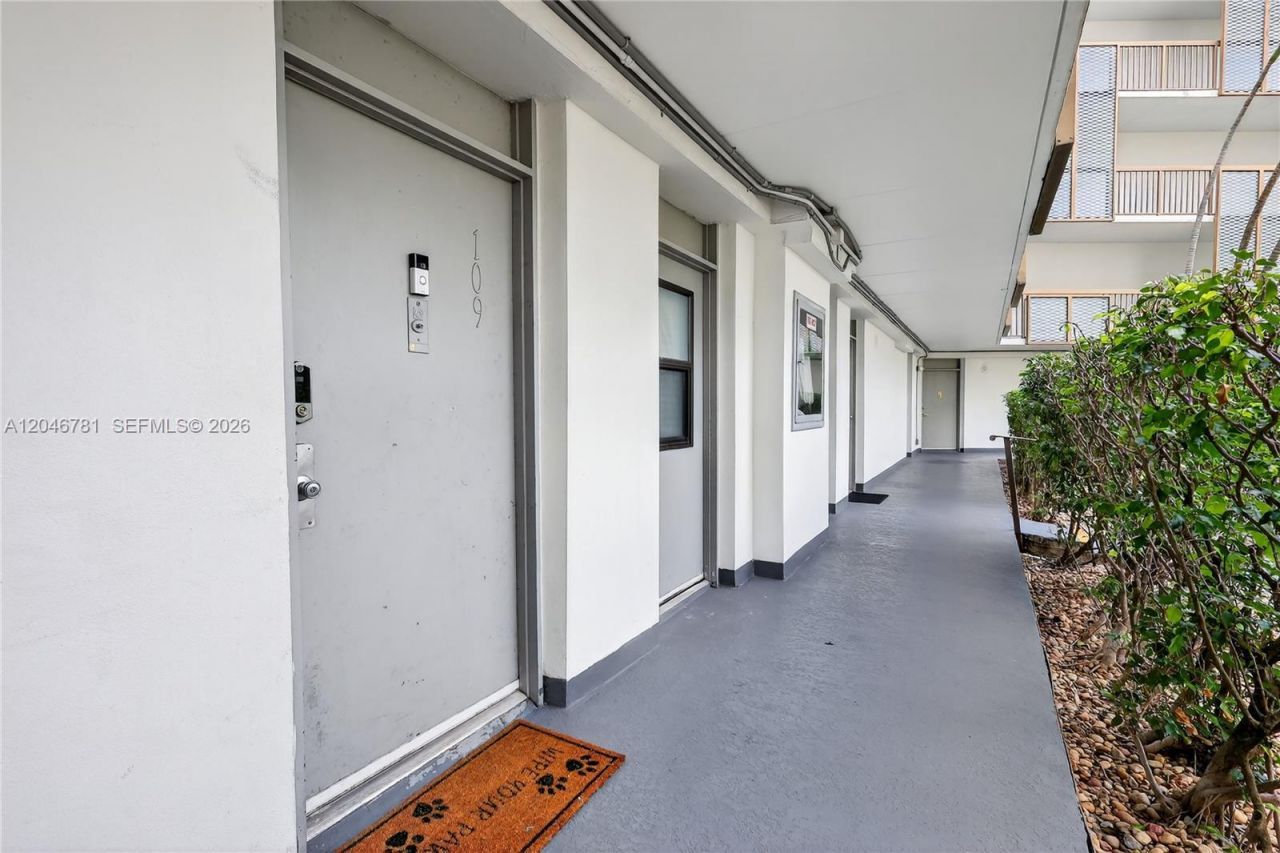 3401 N Country Club Dr , Unit 109, Aventura, FL 33180 Photo