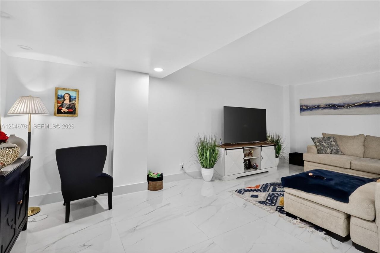 3401 N Country Club Dr , Unit 109, Aventura, FL 33180 Photo