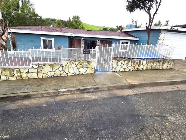 8600 Seneca Street, Oakland, CA 94605
