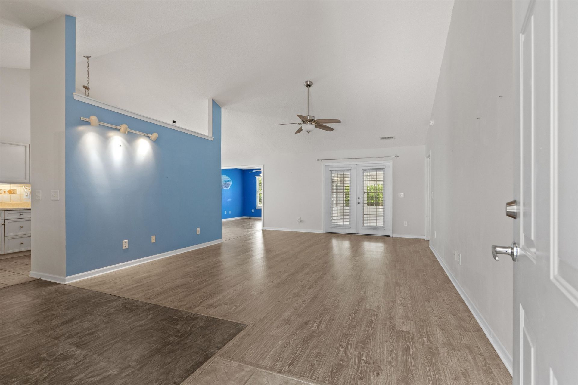 226 Lynco Ln. Photo 8