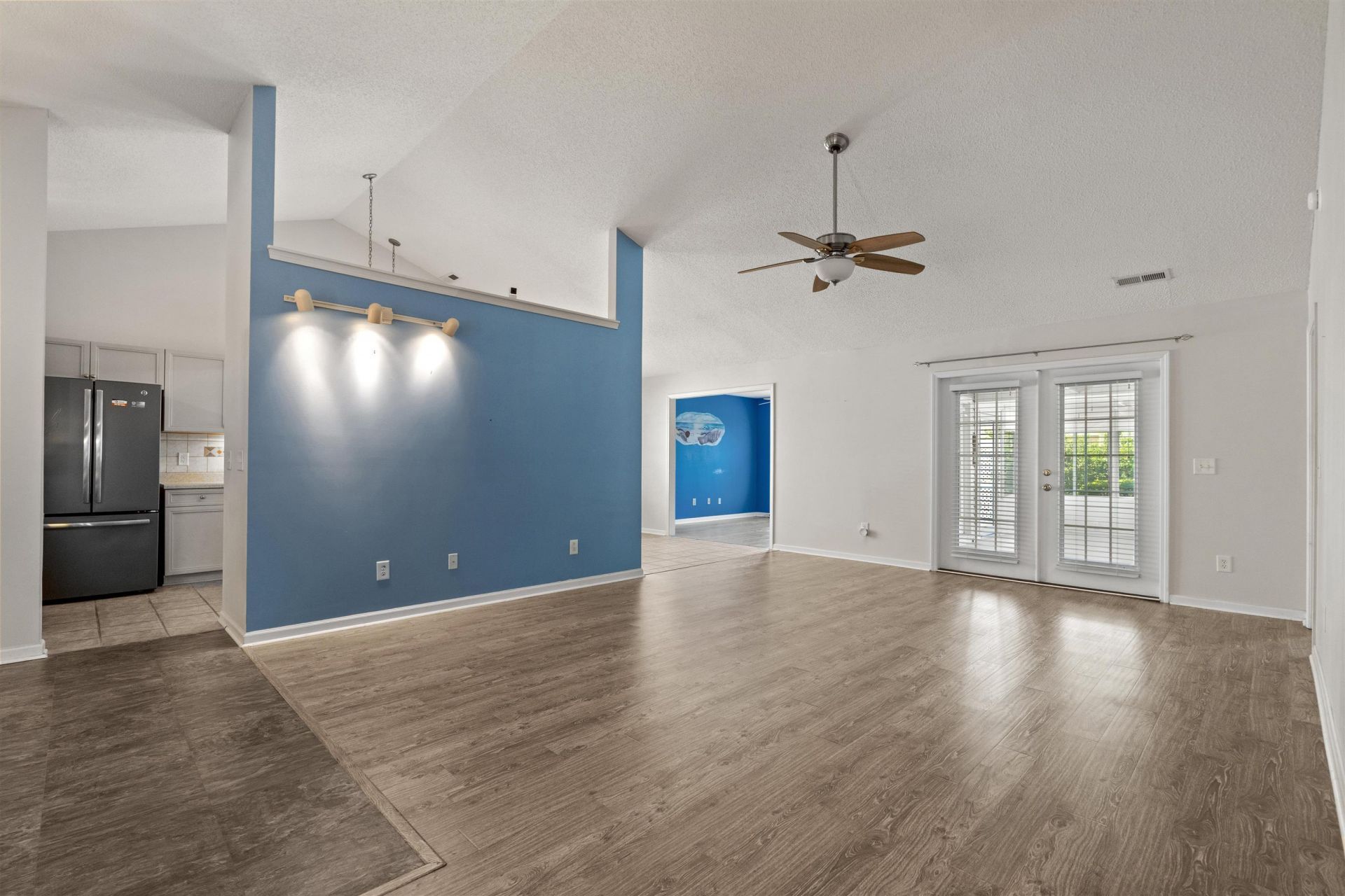 226 Lynco Ln. Photo 9