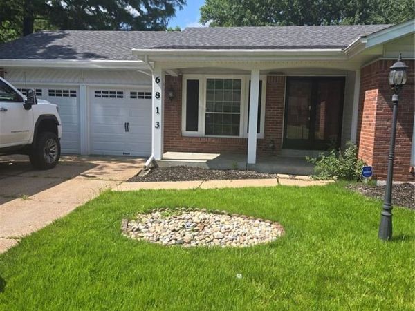 6813 Coachlight Square Court, Florissant, MO 63033