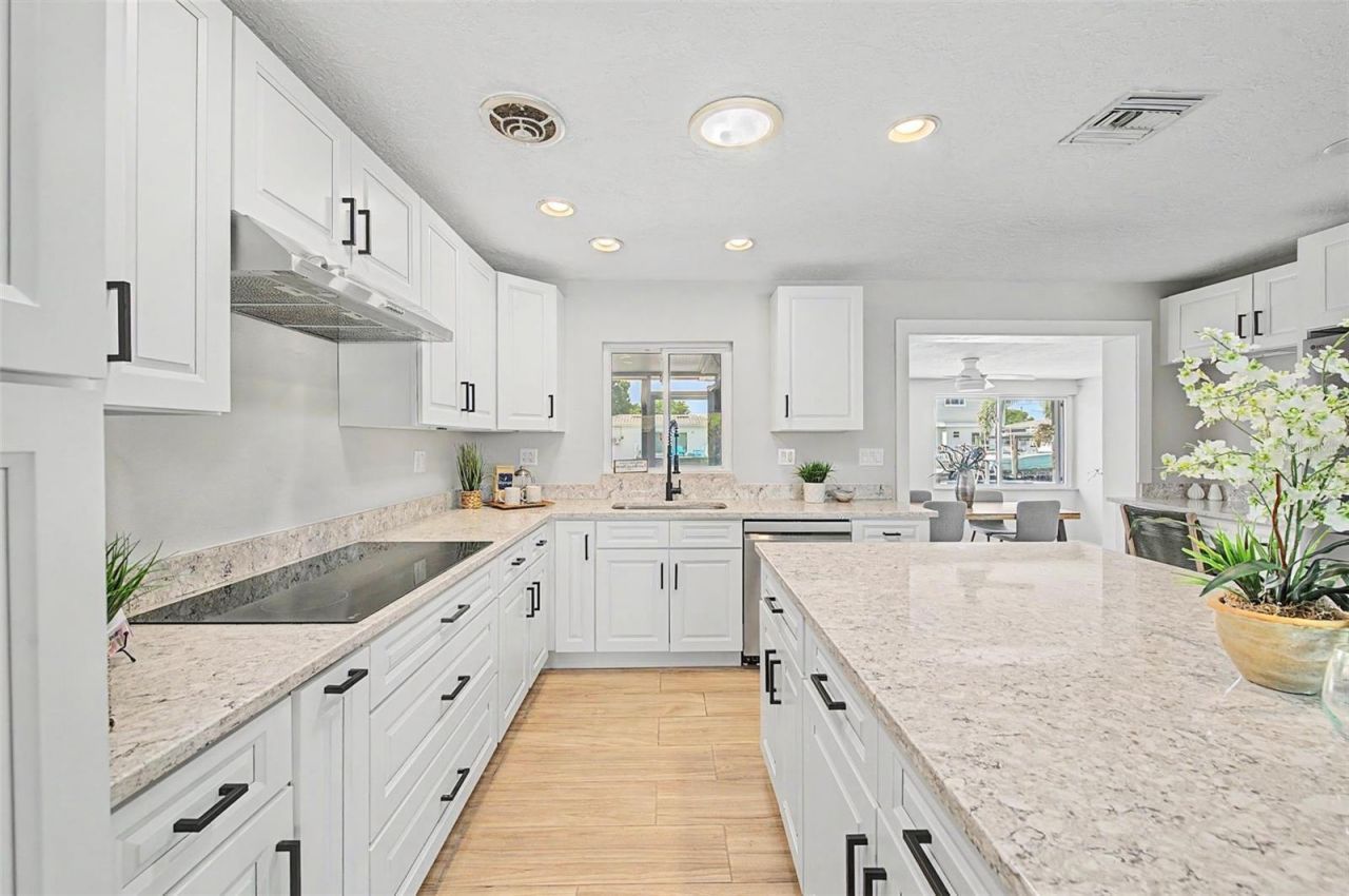 9472 Treasure Lane Ne, Saint Petersburg, FL 33702 Photo