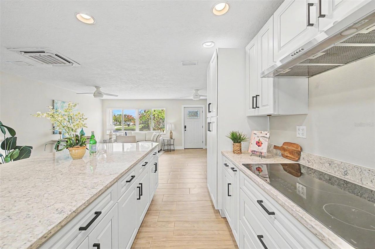 9472 Treasure Lane Ne, Saint Petersburg, FL 33702 Photo