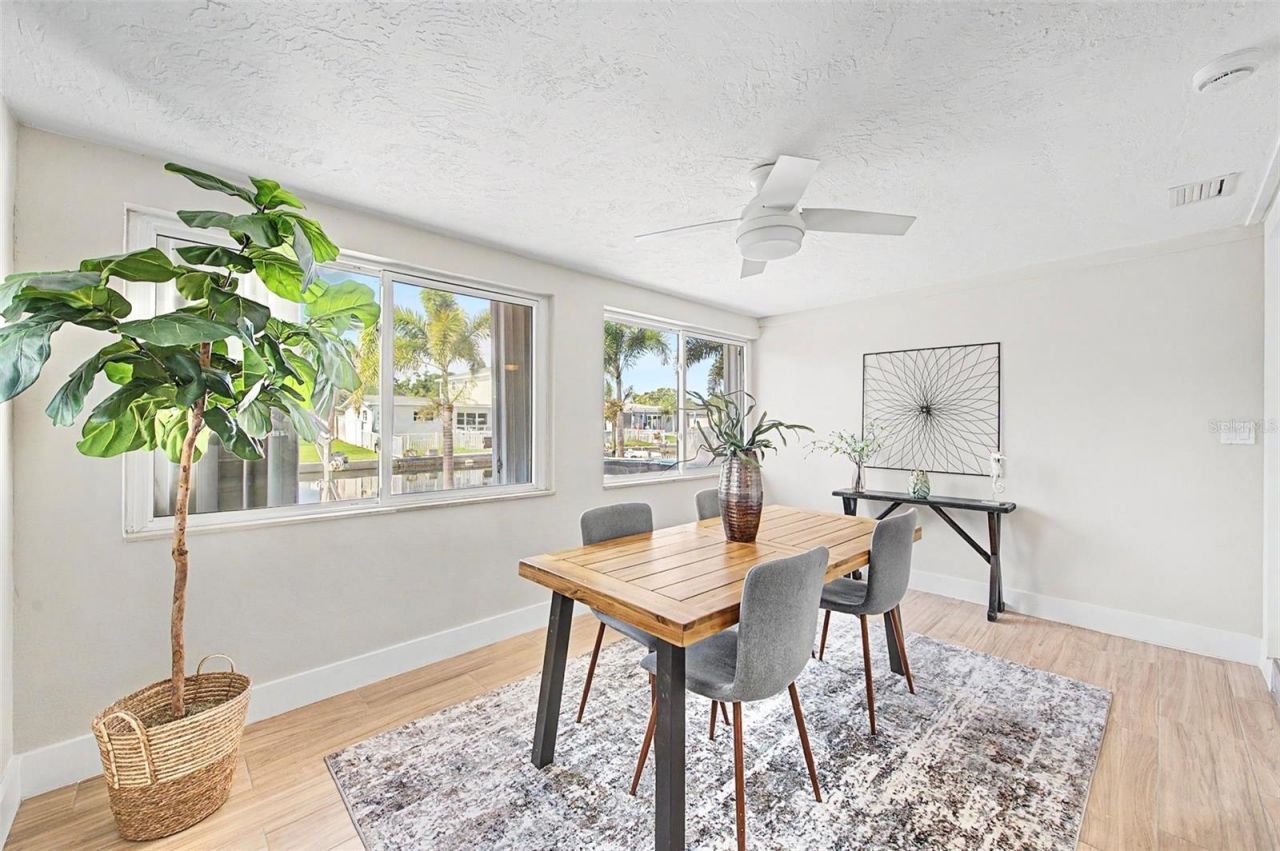 9472 Treasure Lane Ne, Saint Petersburg, FL 33702 Photo