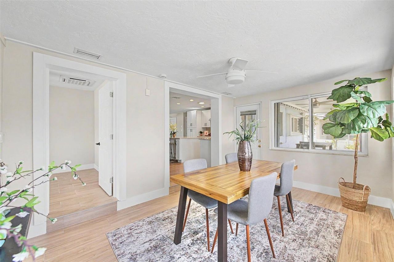 9472 Treasure Lane Ne, Saint Petersburg, FL 33702 Photo