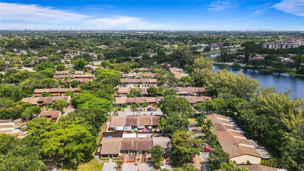 10311 Laurel Ct, Pembroke Pines, FL 33026 Photo