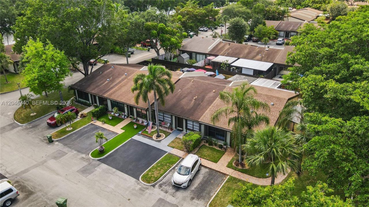 10311 Laurel Ct, Pembroke Pines, FL 33026 Photo