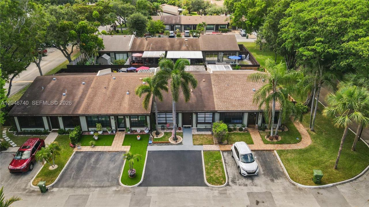 10311 Laurel Ct , Pembroke Pines, FL 33026 Photo