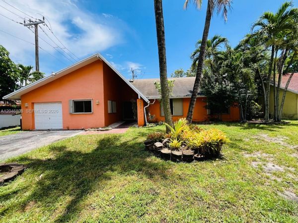 925 NE 207th Ter, Miami, FL 33179