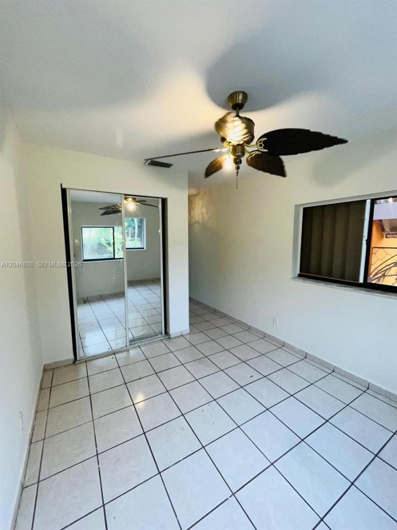 925 NE 207th Ter, Miami, FL 33179 Photo