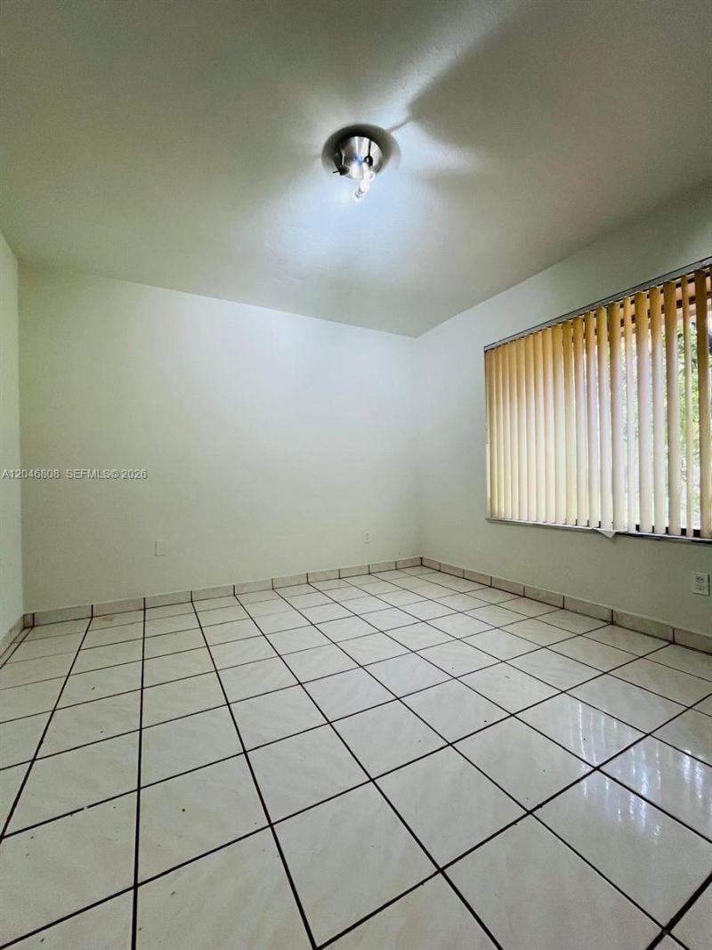 925 NE 207th Ter, Miami, FL 33179 Photo