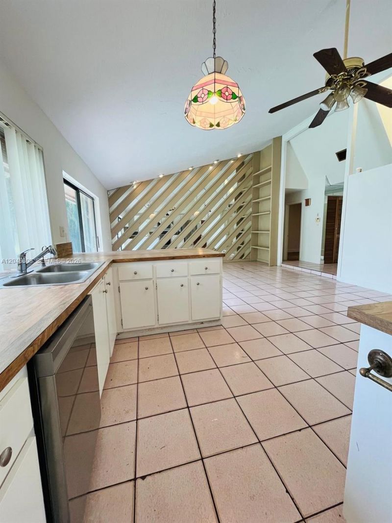 925 NE 207th Ter, Miami, FL 33179 Photo