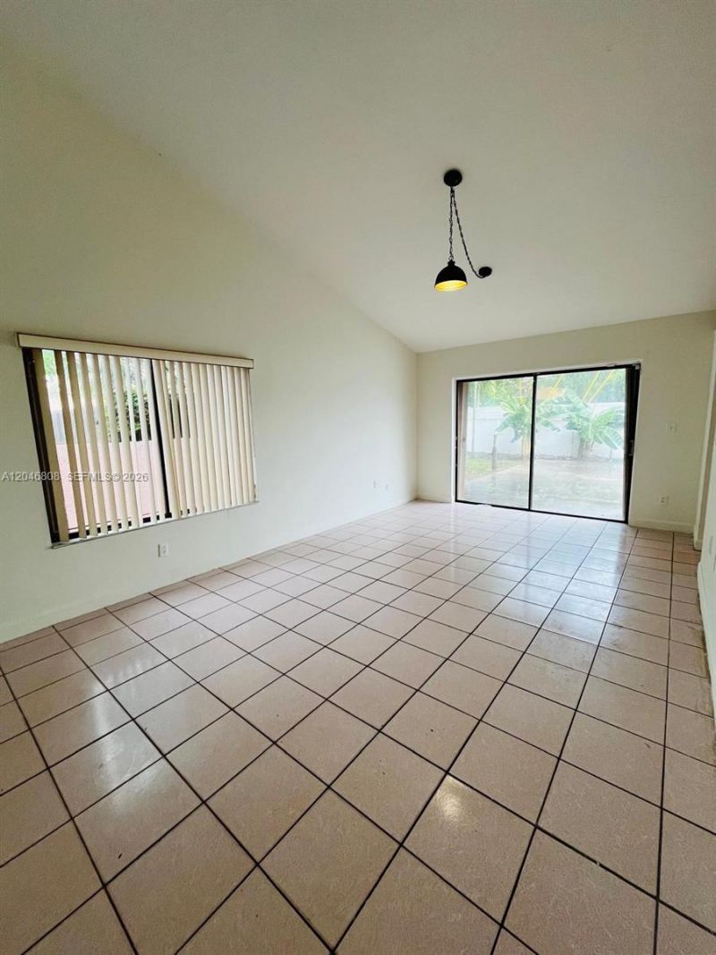 925 NE 207th Ter, Miami, FL 33179 Photo