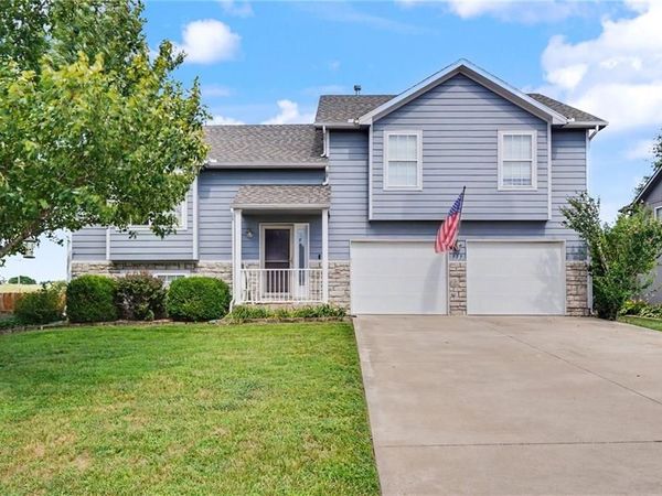 953 N Hickory Drive, Tonganoxie, KS 66086