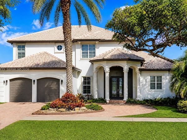 3683 W Lakes Estates Dr , Davie, FL 33328