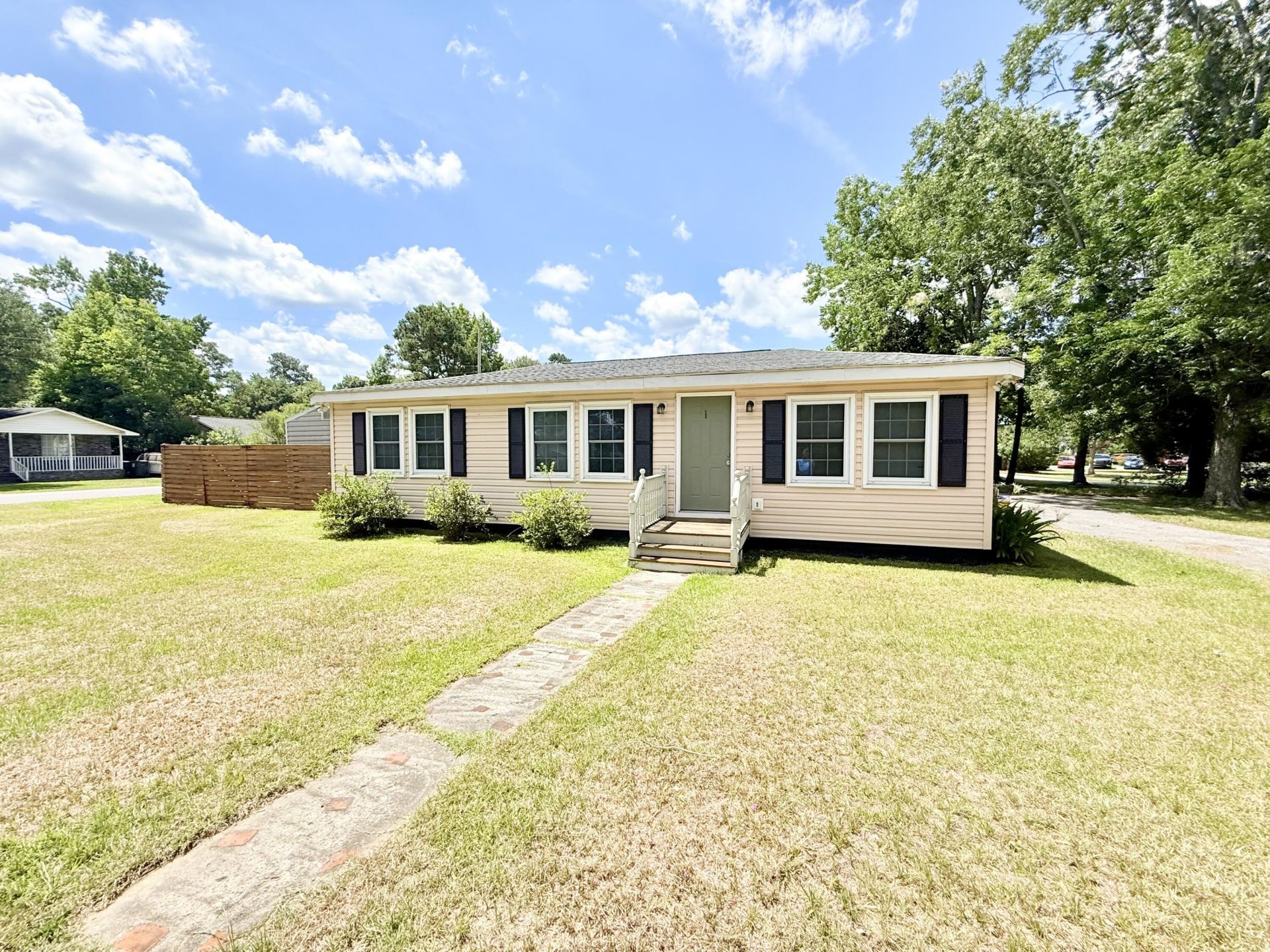 201 Heatley Street Photo 4
