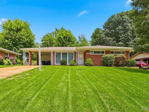 8830 Red Oak Drive, Crestwood, MO 63126