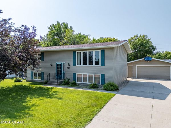 708 4TH Avenue NE, Crookston, MN 56716