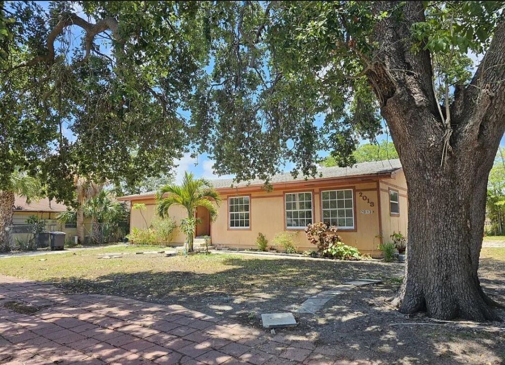 2013 SE Dock Street, West Palm Beach, FL 33401 Photo