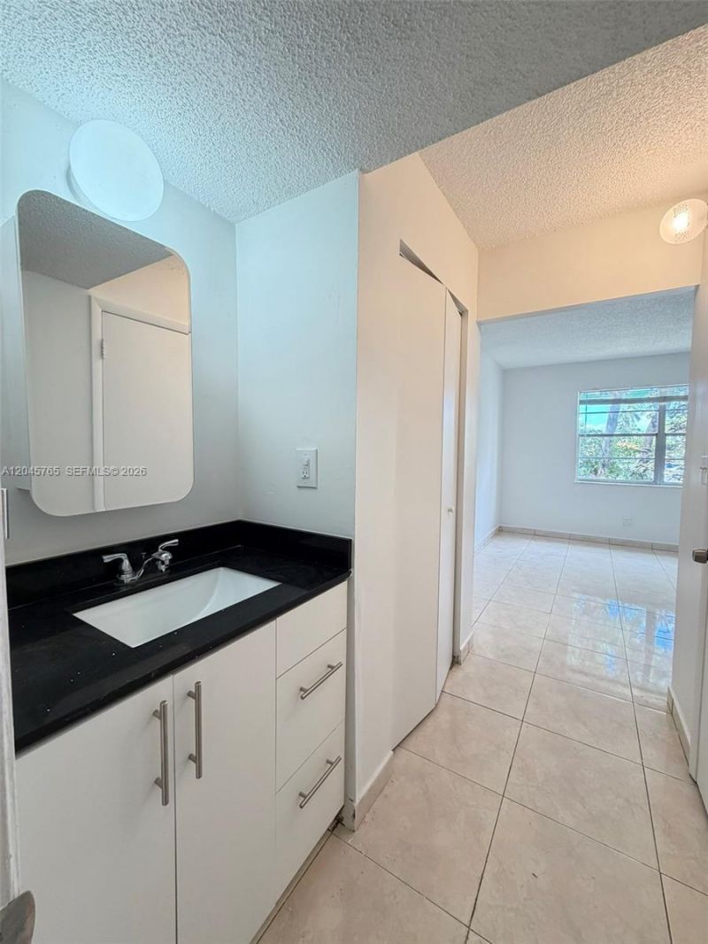 8411 NW 8th St , Unit 206, Miami, FL 33126 Photo