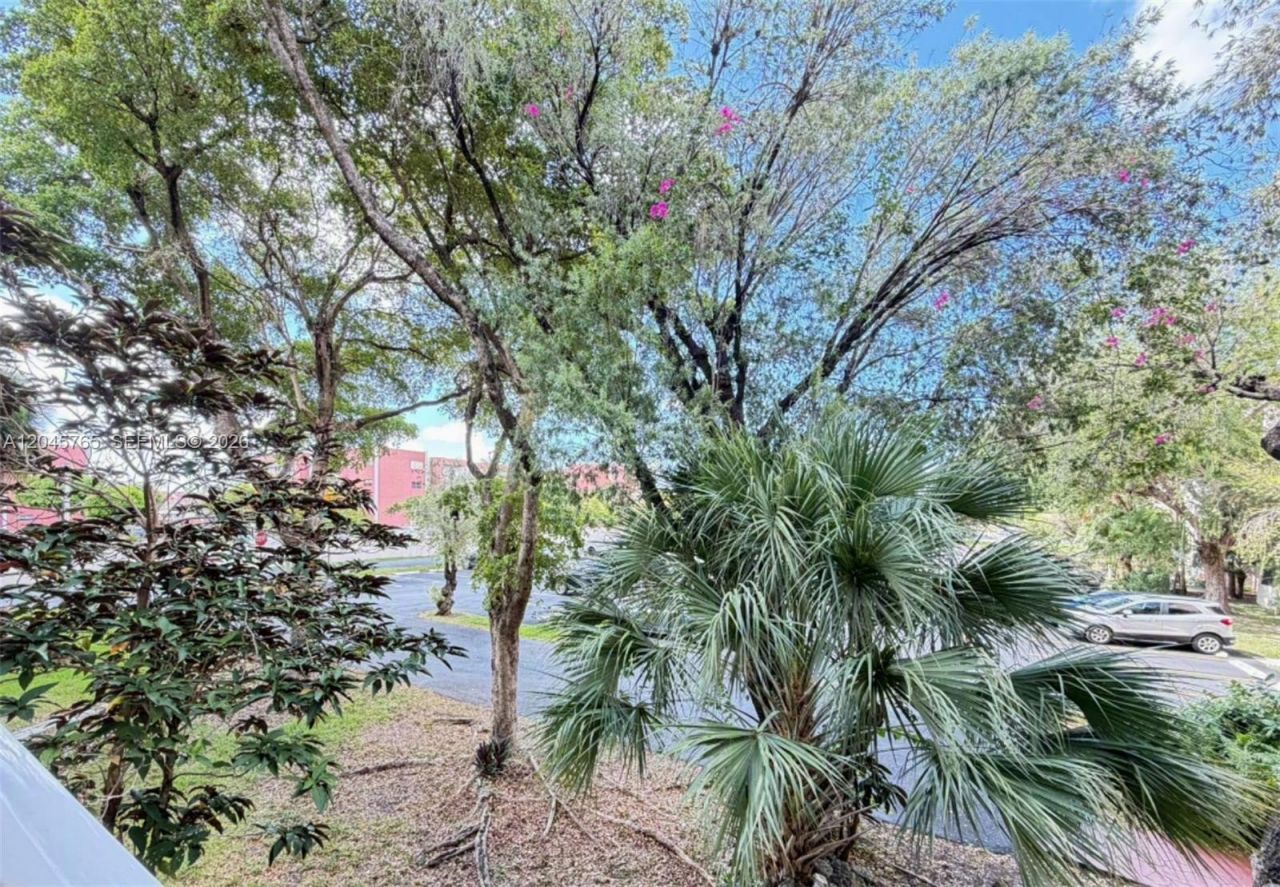 8411 NW 8th St , Unit 206, Miami, FL 33126 Photo