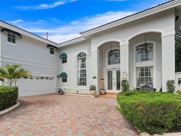 16048 NW 82nd Pl , Miami Lakes, FL 33016