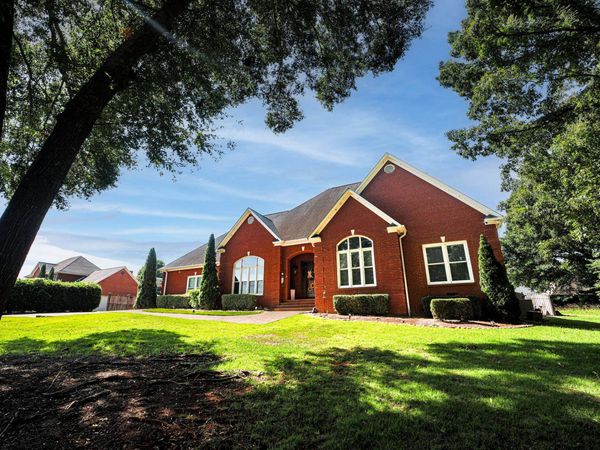 930 Kensington Pl, Tuscumbia, AL 35674