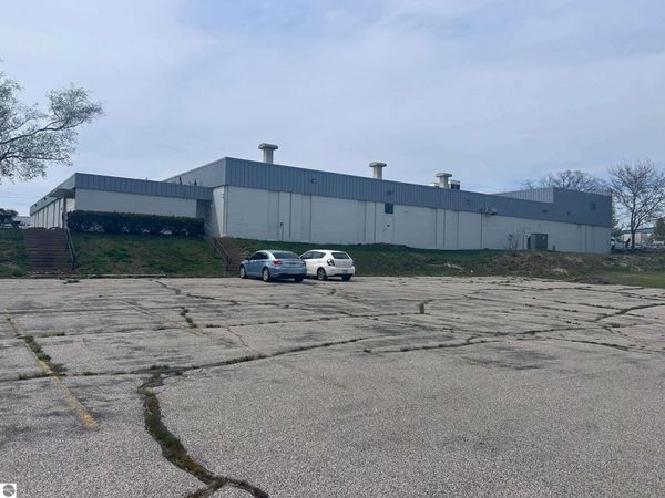 560 Broadway E, Muskegon Heights, MI 49444