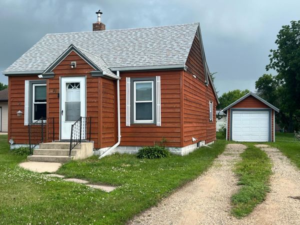 91 6th Street , Windom, MN 56101