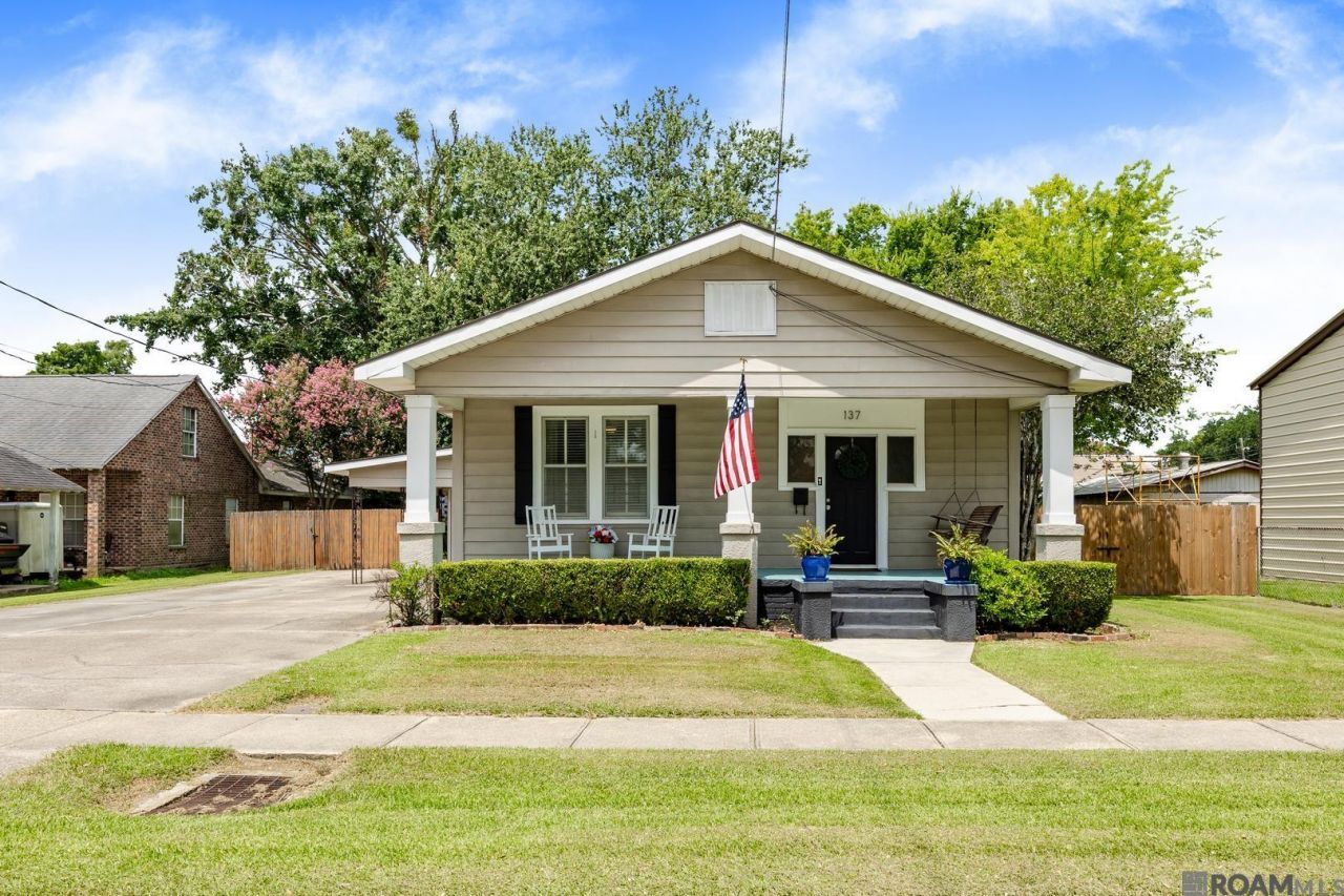 137 4th St, Port Allen, LA 70767 Main Photo
