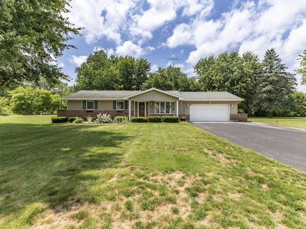 718 Forsythia Street SE, DeMotte, IN 46310