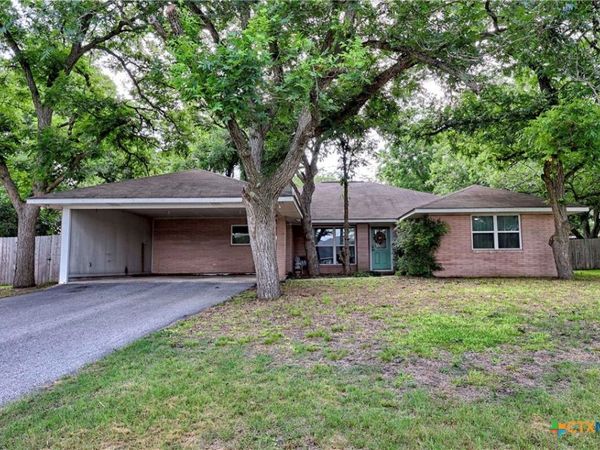 725 S Market Street , Flatonia, TX 78941