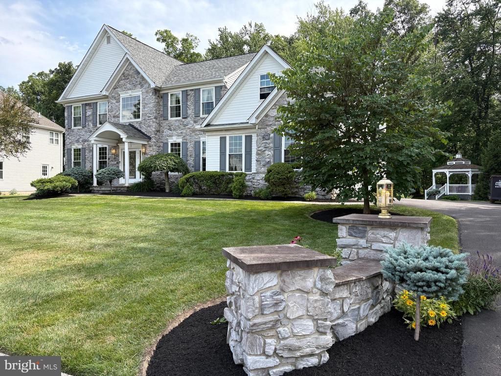 412 PARKVIEW CIRCLE, WARRINGTON, PA 18976