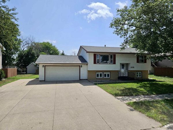 1005 Oak Lane, Storm Lake, IA 50588