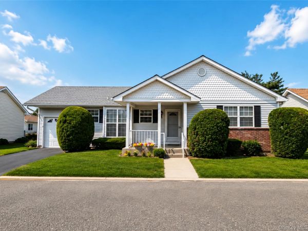 7 Daria Drive, Oakdale, NY 11769