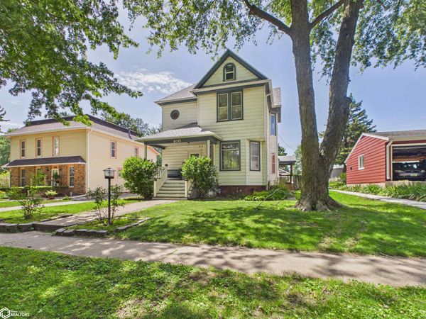 910 1St Avenue E, Oskaloosa, IA 52577