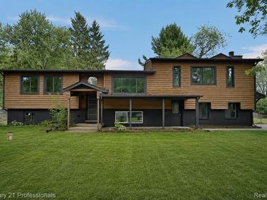 3099 Chenoa Street, Commerce Twp, MI 48382