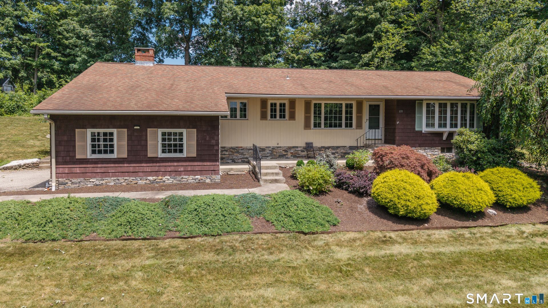 135 Walnut Tree Hill, Shelton, CT 06484 Main Photo