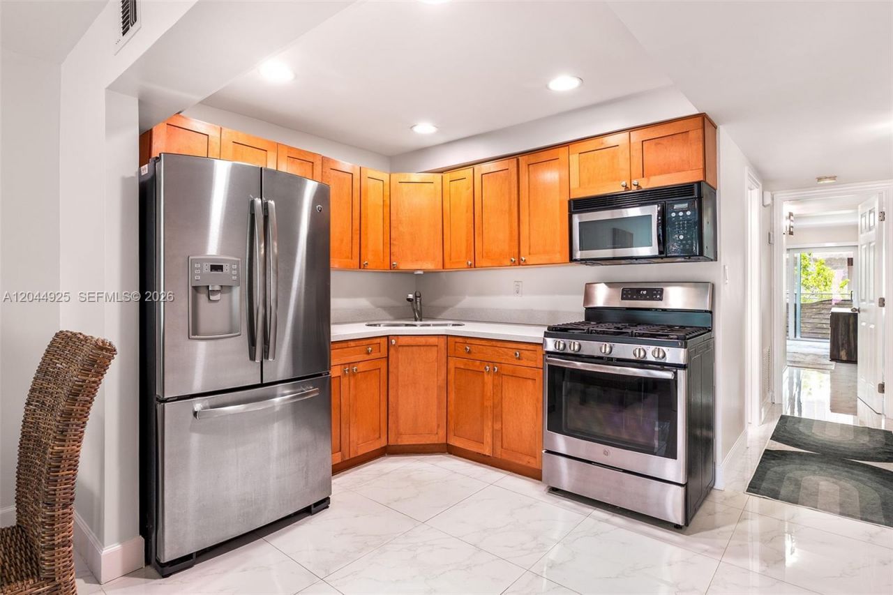405 N Hibiscus Dr, Unit 204, Miami Beach, FL 33139 Photo