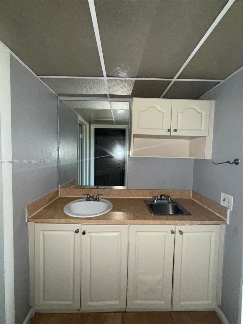 6960 Miami Gardens Dr, Unit 2-431A, Hialeah, FL 33015 Photo