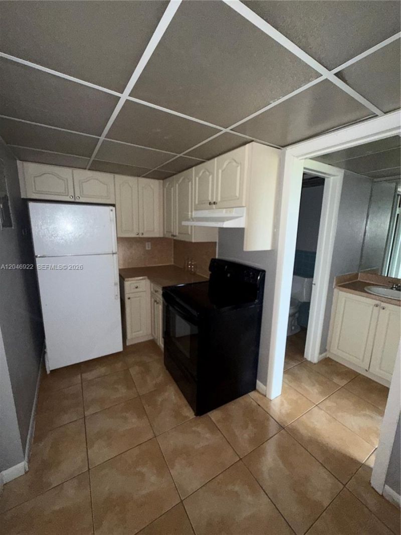 6960 Miami Gardens Dr, Unit 2-431A, Hialeah, FL 33015 Photo